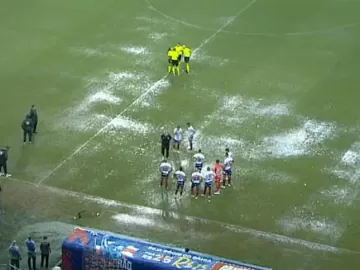 Bahia x Fluminense é paralisado por 1 hora após chuva castigar gramado