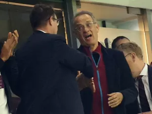 Tom Hanks aparece em jogo da Premier League e vai à loucura com gol; veja