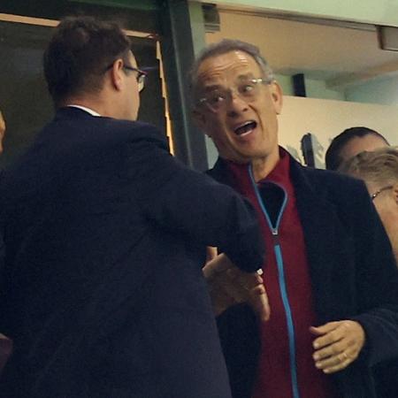 Tom Hanks assistiu ao duelo entre Aston Villa e Liverpool das tribunas do Villa Park 