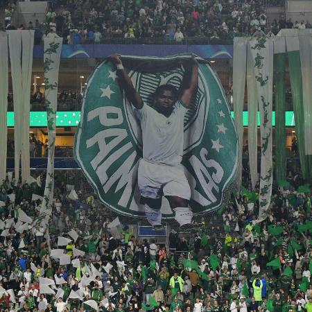 Torcida do Palmeiras faz mosaico em homenagem a Endrick em despedida do atacante