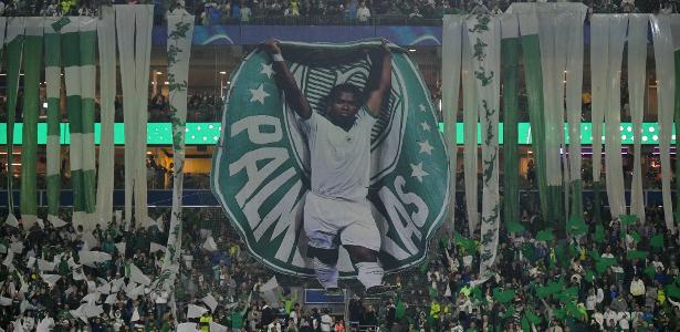 Torcida do Palmeiras homenageia Endrick com mosaico emotivo em sua despedida.