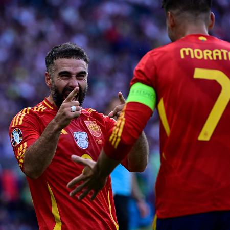 Dani Carvajal celebra gol com Álvaro Morata na estreia da Espanha na Eurocopa - JOHN MACDOUGALL / AFP