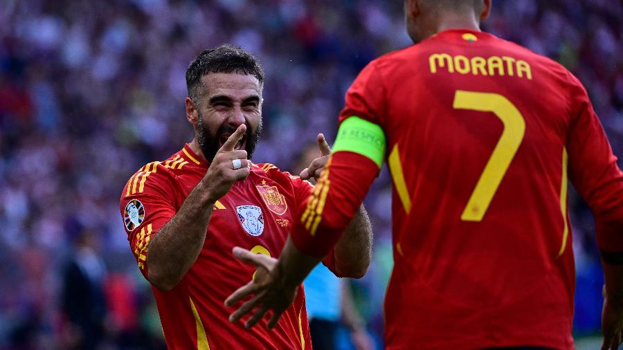 Dani Carvajal celebra gol com Álvaro Morata na estreia da Espanha na Eurocopa