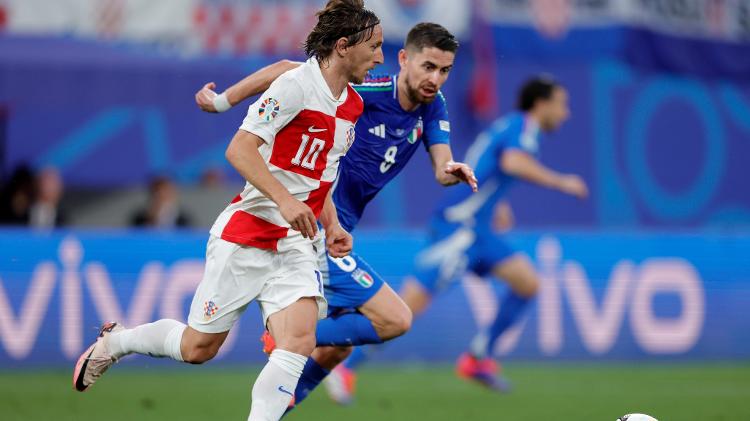 Modric e Jorginho durante jogo entre Croácia e Itália pela Eurocopa