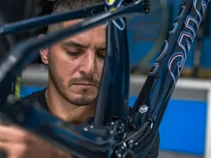 'Viro noite para deixar tudo 100%': a vida do mecânico do ciclismo olímpico