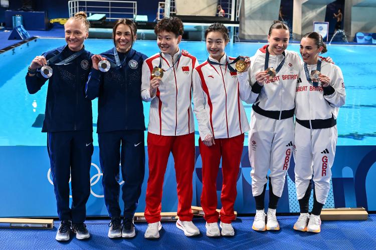 China conquista medalha de ouro nos saltos ornamentais, com os EUA em segundo lugar