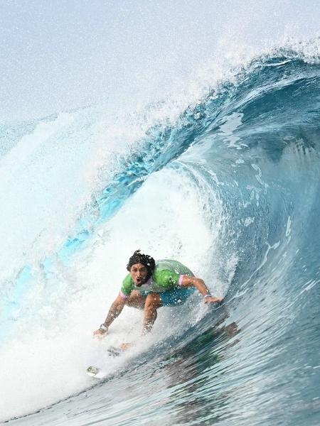 Chumbinho surfou de capacete em Teahupoo