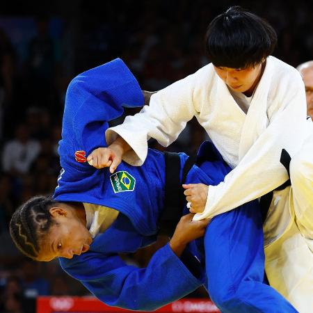 Rafaela Silva em ação na disputa do bronze contra a japonesa Haruka Funakubo, nas Olimpíadas de Paris