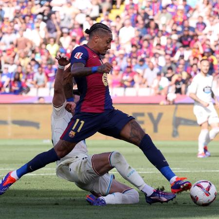 Raphinha brilhou com três gols na goleada do Barça sobre o Valladolid, pelo Campeonato Espanhol