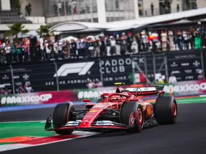 Carlos Sainz faz sua primeira pole da temporada e sai na frente no México 