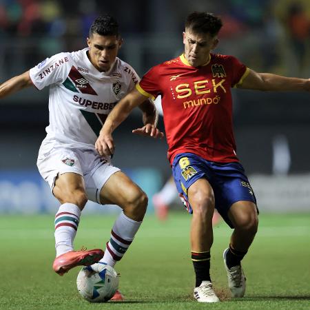 Serna, do Fluminense, e Jáuregui, do Unión Española, brigam pela bola em jogo da Sul-Americana