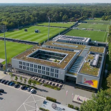O CT do RB Leipzig, na Alemanha, tem cerca de seis hectares e seis campos de futebol (quatro de grama natural e dois artificiais) O CT do RB Leipzig, na Alemanha, tem cerca de seis hectares e seis campos de futebol (quatro de grama natural e dois artificiais)