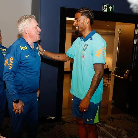 Carlo Ancelotti cumprimenta Alexsandro, do Lille: dupla pode conversar em francês Carlo Ancelotti cumprimenta Alexsandro, do Lille: dupla pode conversar em francês