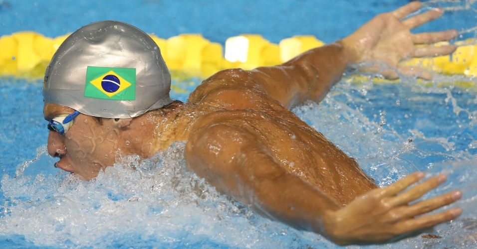 Brandonn Almeida cai na água na bateria eliminatória dos 400m medley masculino