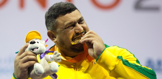 Joseano Felipe comemora conquista da medalha de ouro no levantamento de peso no Parapan
