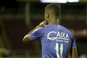 Alisson sai do banco e comemora atuação que mudou o jogo do Cruzeiro