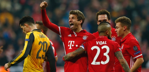 Thomas Müller comemora quinto marcado pelo Bayern sobre o Arsenal - Reuters / Michaela Rehle