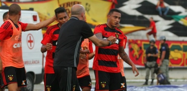 O atacante Paulo Henrique aproveitou seu próprio rebote para garantir a vitória do Sport - Williams Aguiar/Sport Club do Recife