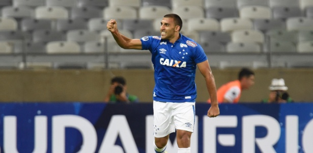 Ramon Ábila deve permanecer como titular do Cruzeiro após a lesão de Rafael Sóbis - Douglas Magno/AFP Photo