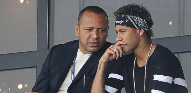 Neymar pai em conversa com o filho; empresário deu entrevista e se contradisse sobre o caso - AFP PHOTO / JACQUES DEMARTHON