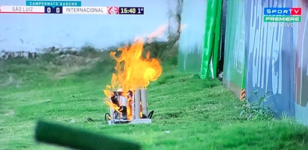Bateria de fogos de artifício pegou fogo dentro do campo em São Luiz-RS x Inter - Reprodução - Reprodução
