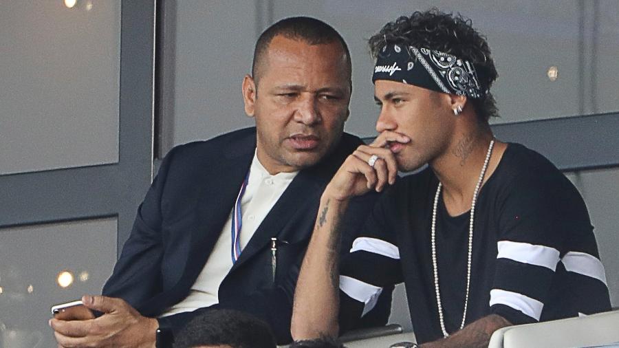 Neymar pai ao lado do atacante do PSG, seu filho Neymar - AFP PHOTO / JACQUES DEMARTHON