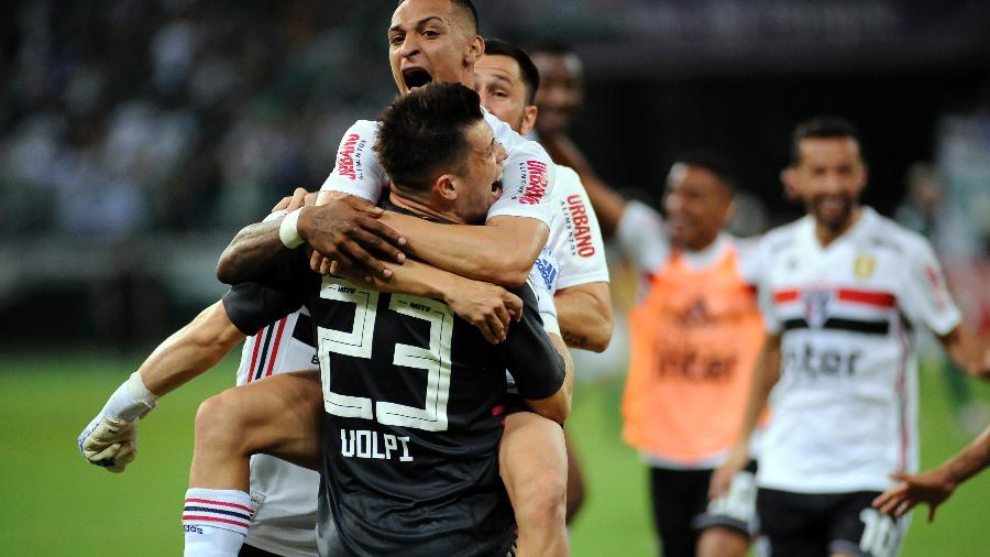 Jogadores do São Paulo comemoram classificação para a final do Campeonato Paulista após vencer Palmeiras nos pênaltis - Alan Morici/Agif