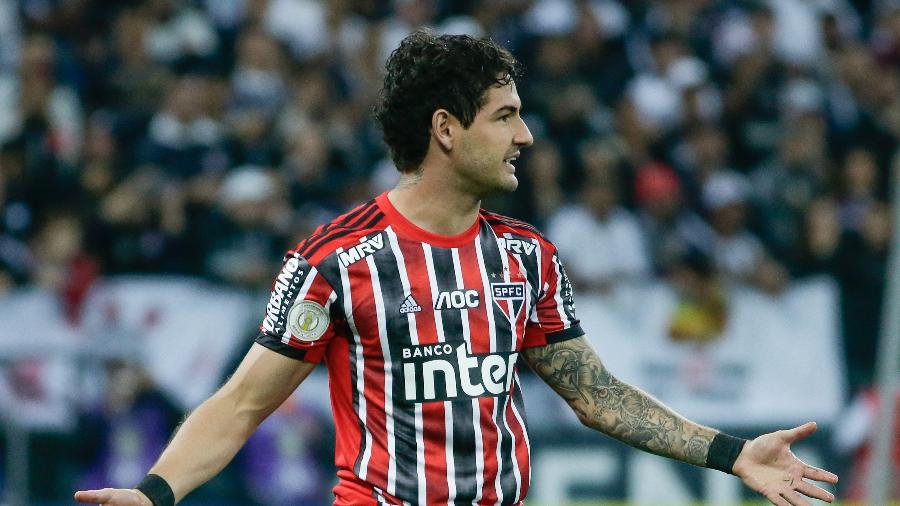 Pato em ação na partida Corinthians e São Paulo, em Itaquera - Marcello Zambrana/AGIF