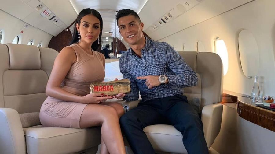 Cristiano Ronaldo exibe prêmio do Marca ao lado de Georgina Rodríguez  - Reprodução/Instagram