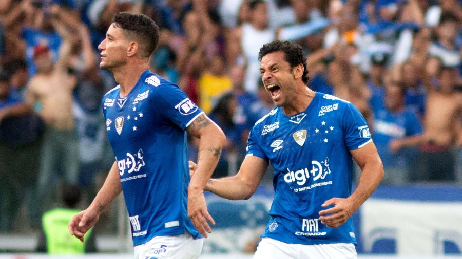 Fred comemora com Thiago Neves após marcar pelo Cruzeiro contra o Santos - FERNANDO MORENO/FUTURA PRESS/ESTADÃO CONTEÚDO