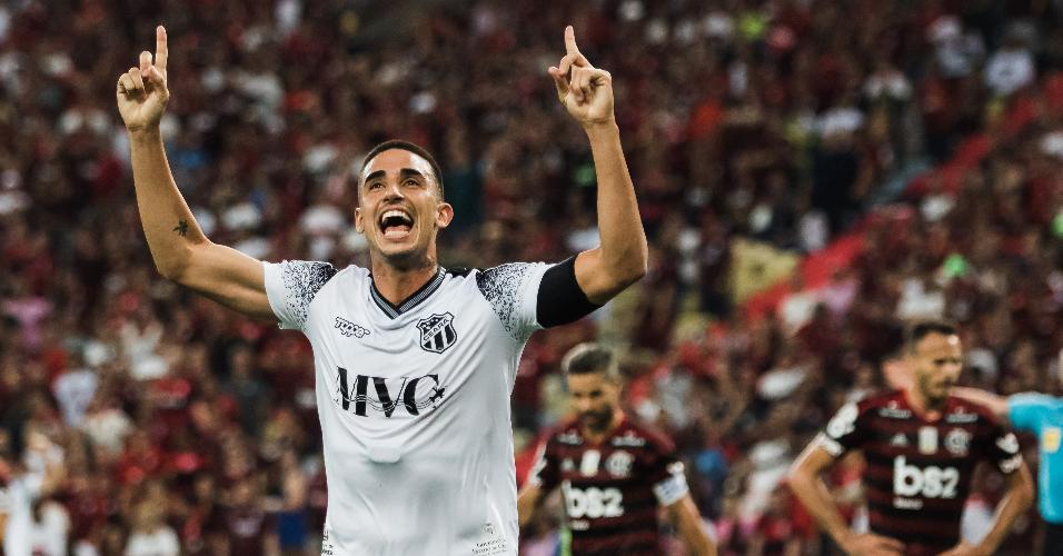Thiago Galhardo comemora gol do Ceará contra o Flamengo