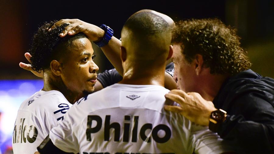 Cuca dá instruções a Marinho e Sánchez durante partida do Santos contra o Delfín, pela Libertadores - Rodrigo BUENDIA / AFP