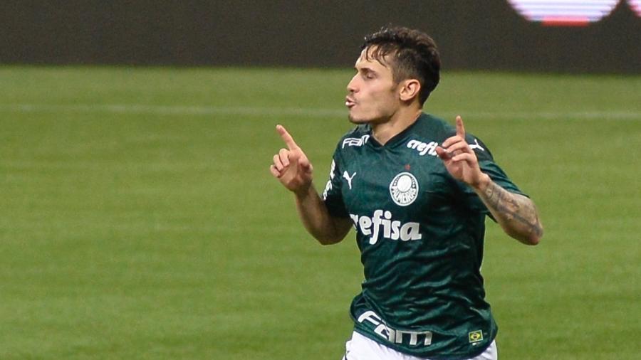 Raphael Veiga comemora um dos gols que marcou pelo Palmeiras contra o Fluminense - Bruno Ulivieri/AGIF