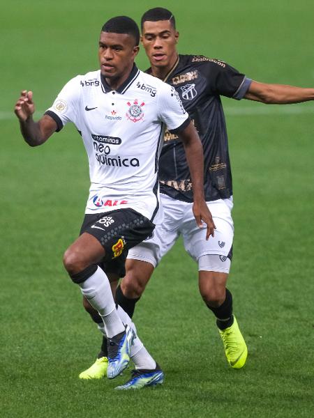 Léo Natel tenta fugir da marcação durante Corinthians x Ceará no Brasileirão 2020 - Marcello Zambrana/AGIF