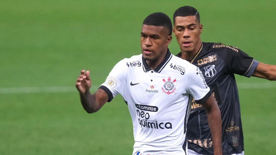 Léo Natel tenta fugir da marcação durante Corinthians x Ceará no Brasileirão 2020 - Marcello Zambrana/AGIF
