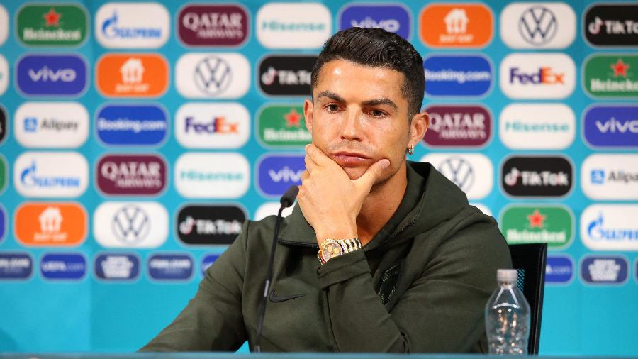 Cristiano Ronaldo moveu garrafinhas de Coca-Cola que estavam sobre a mesa em entrevista coletiva - Handout / UEFA / AFP