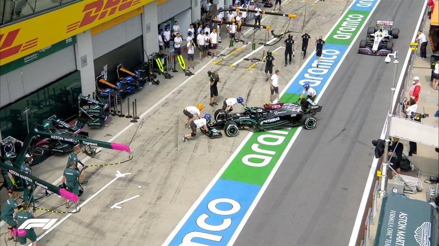 Mecânicos da McLaren empurram a Mercedes de Bottas, que rodou no pit lane no 2º treino para o GP da Estíria  - Fórmula 1/Twitter