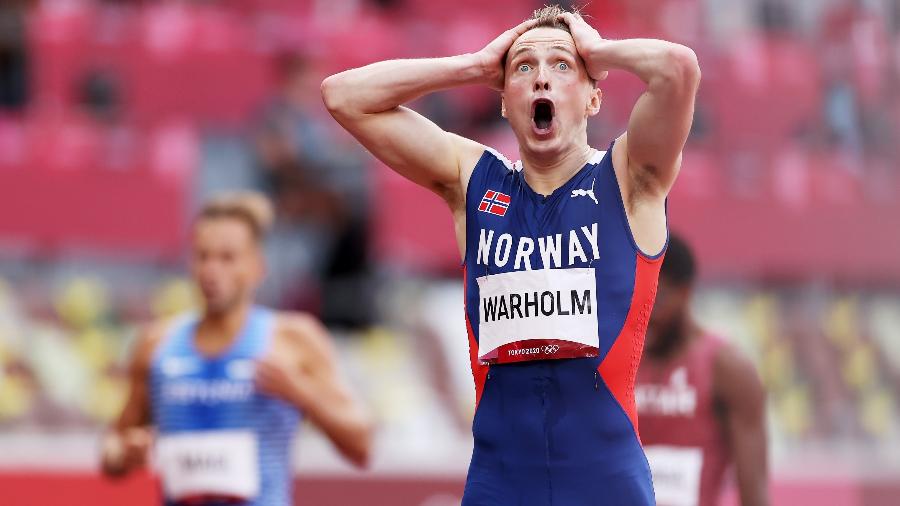 Karsten Warholm, da Noruega, atônito com seu recorde mundial dos 400m com barreiras - David Ramos/Getty Images