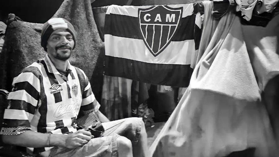 O torcedor Lucas Abdo criou o perfil "Galo de Rua" para mostrar a vida de torcedores em situação de vulnerabilidade - Galo de Rua