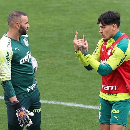 Weverton e Gustavo Gómez, do Palmeiras, em treino na Academia de Futebol