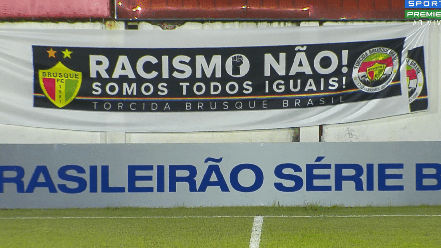 Torcida do Brusque exibe faixa contra o racismo em jogo da Série B - Reprodução/SporTV