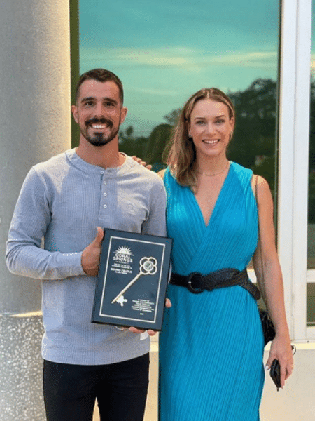 Bruno Fratus e a esposa Michelle Lenhardt com as chaves da cidade de Coral Springs, na Flórida - Reprodução/Instagram