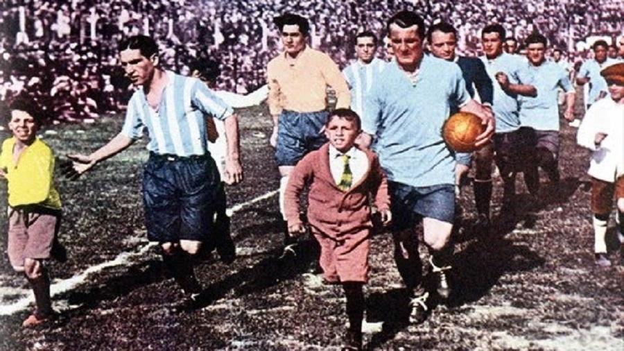 Argentina e Uruguai entram em campo na final da Copa de 1930 - Reprodução web