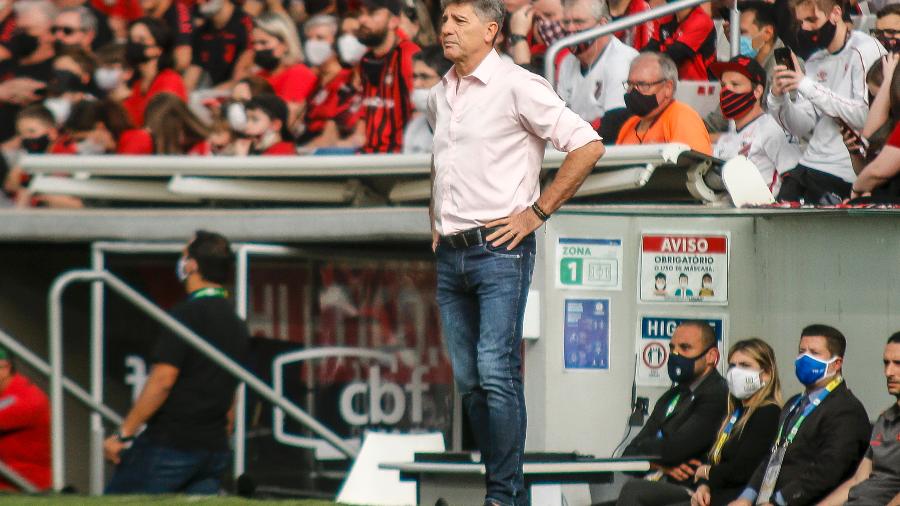Renato Gaúcho observa a equipe do Flamengo em jogo contra o Athletico-PR na Arena da Baixada - Gabriel Machado/AGIF