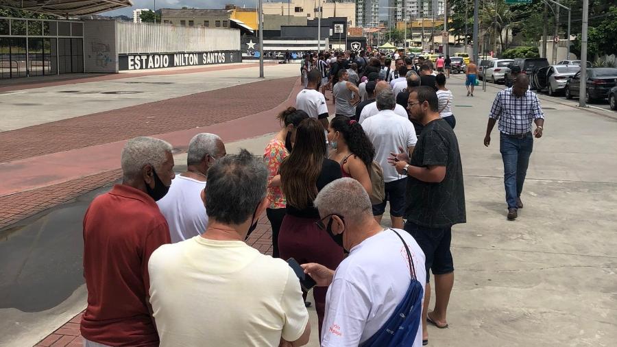 Torcedores do Botafogo fazem longas filas para comprar ingresso - Reprodução/Twitter