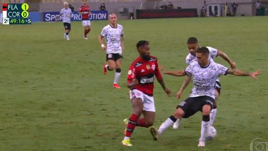 Rodinei em jogada do originou gol do Flamengo contra o Corinthians - Reprodução/TV Globo