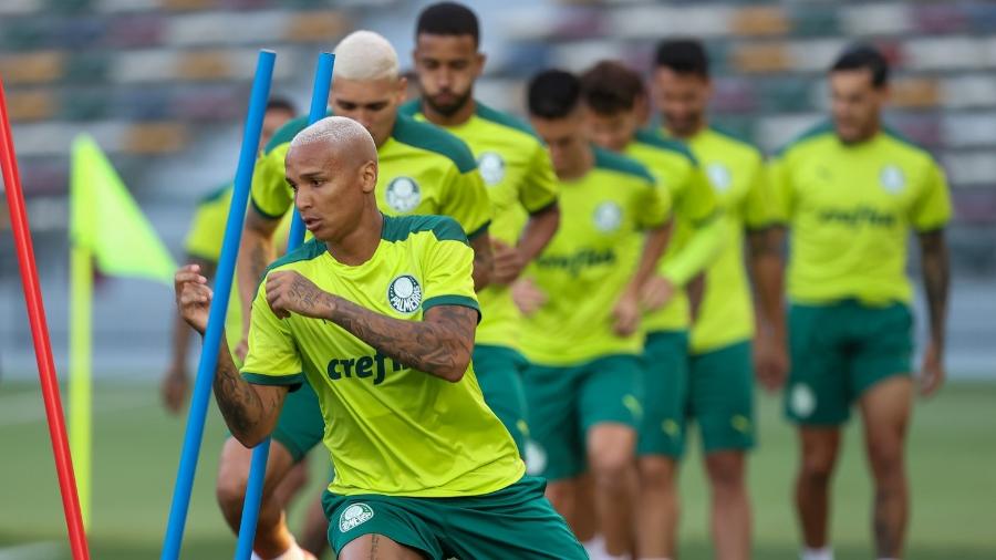 Deyverson puxa a fila do treinamento do Palmeiras em Abu Dhabi  - Fabio Menotti/ Palmeiras