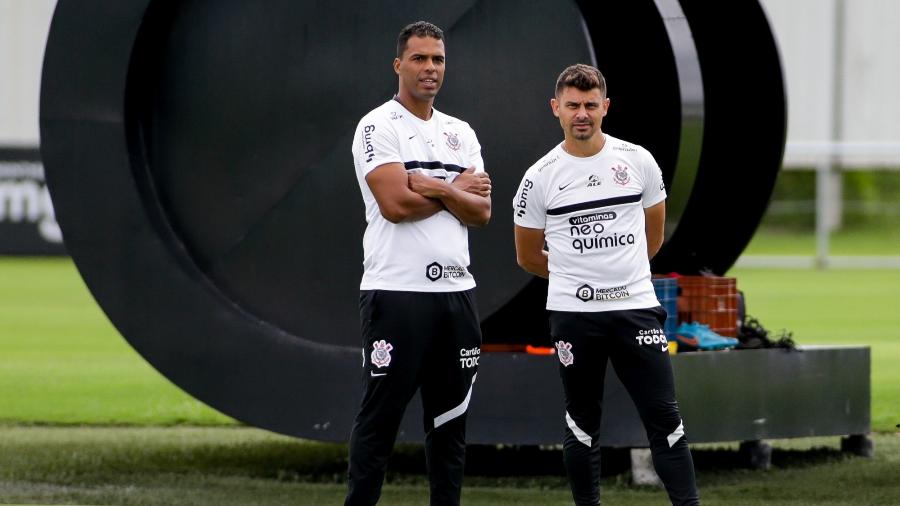 Fernando Lázaro e Alex Meschini observam o treinamento do Corinthians  - Rodrigo Coca/ Ag. Corinthians 