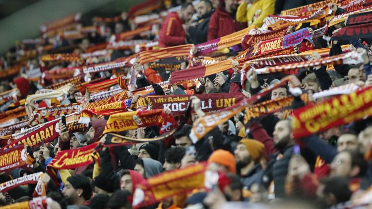 Torcedores do Galatasaray no NEF Stadyumu - KEMAL ASLAN / AFP - KEMAL ASLAN / AFP