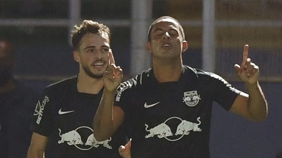 Ytalo (à direita) celebra gol marcado sobre o Bragantino contra o Nacional pela Libertadores - NELSON ALMEIDA / AFP